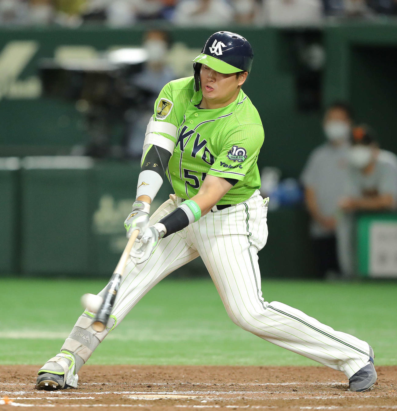 巨人対ヤクルト　8回表ヤクルト無死、右前打を放つ村上（撮影・河田真司）