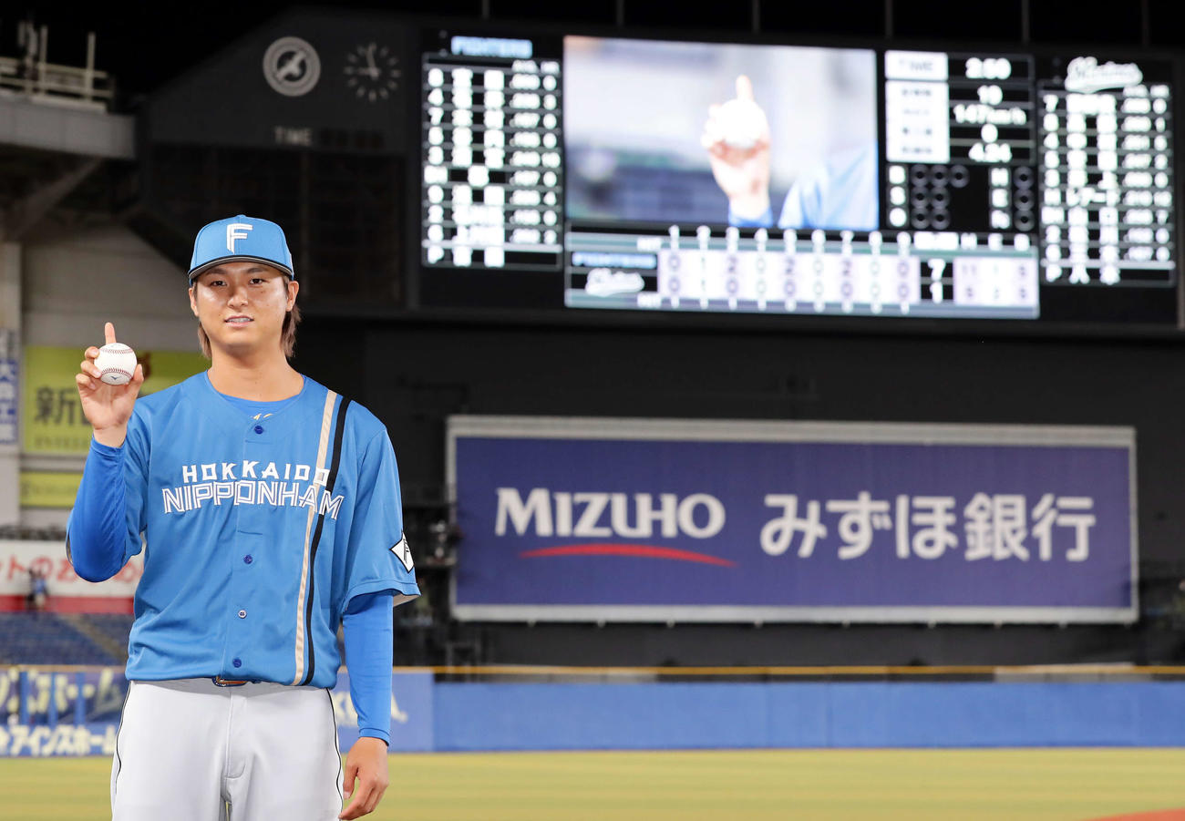 ロッテ対日本ハム　プロ初勝利の日本ハム田中はスコアボードを背に「1」のポーズ（撮影・浅見桂子）