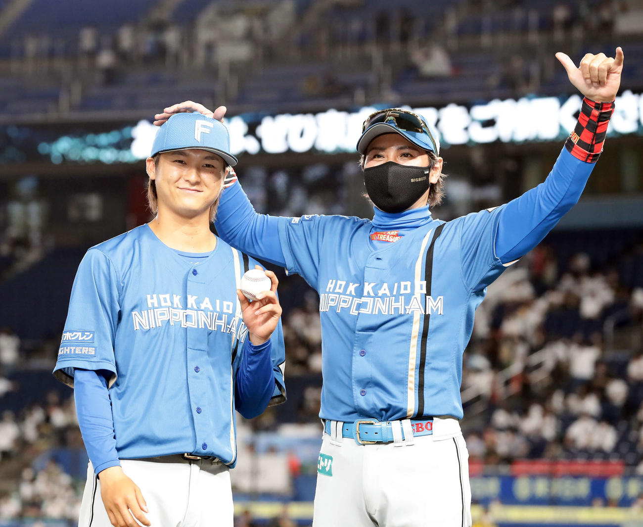 ロッテ対日本ハム　プロ初勝利の日本ハム田中（左）はウイニングボールを手に新庄監督と笑顔でポーズ（撮影・浅見桂子）