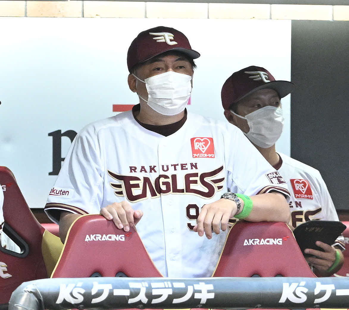 楽天対ソフトバンク　試合を見守る楽天石井GM兼監督（手前）（撮影・滝沢徹郎）