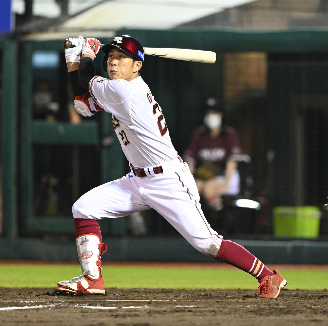 楽天対ソフトバンク　4回裏楽天1死二、三塁、岡島は左犠飛を放つ（撮影・滝沢徹郎）