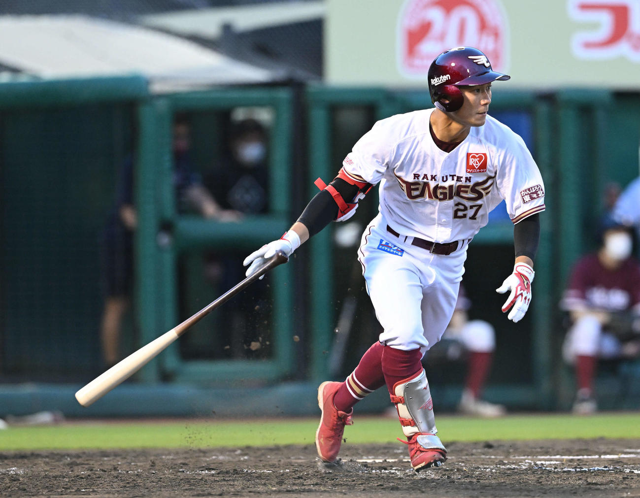 楽天対ソフトバンク　3回裏楽天1死、岡島は右中間へ二塁打を放つ（撮影・滝沢徹郎）