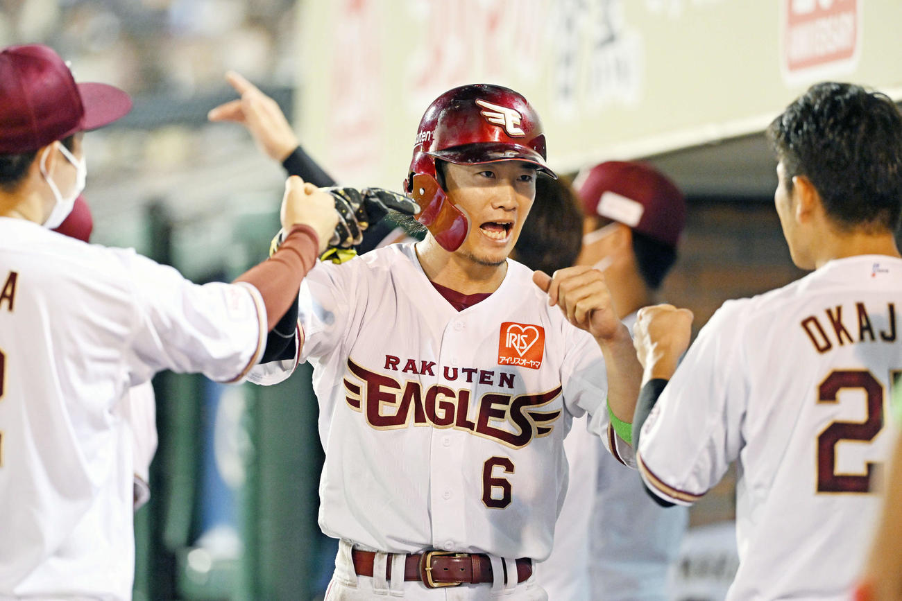 楽天対ソフトバンク　7回裏楽天1死二塁、小深田の適時打から生還た西川（中央）はナインとタッチを交わす（撮影・滝沢徹郎）