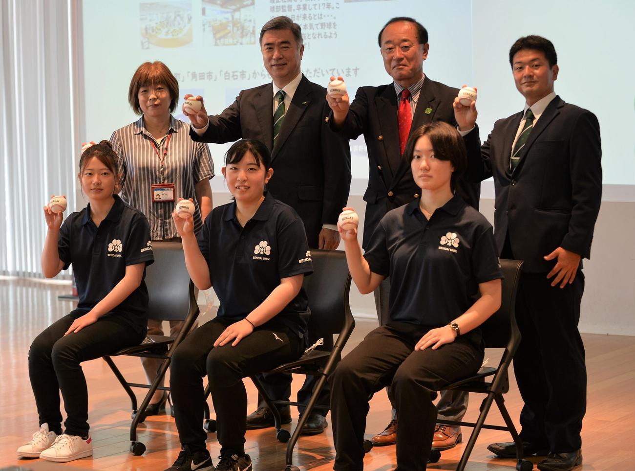 記者会見に出席した、前列左から入部希望者の千葉さん、広田さん、木明さん、後列左から重巣副部長、高橋学長、江尻部長、入沢新監督