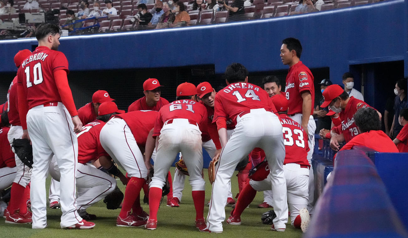中日対広島　試合前、ベンチ前円陣で声出しをする秋山（右）（撮影・森本幸一）