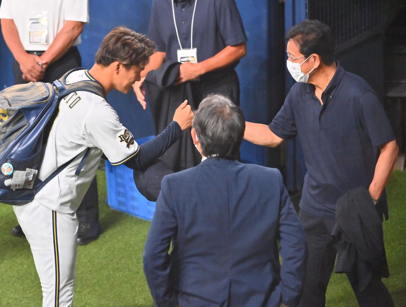 球場を訪れた侍ジャパン栗山監督（右）とグータッチを交わすオリックス山本（撮影・和賀正仁）