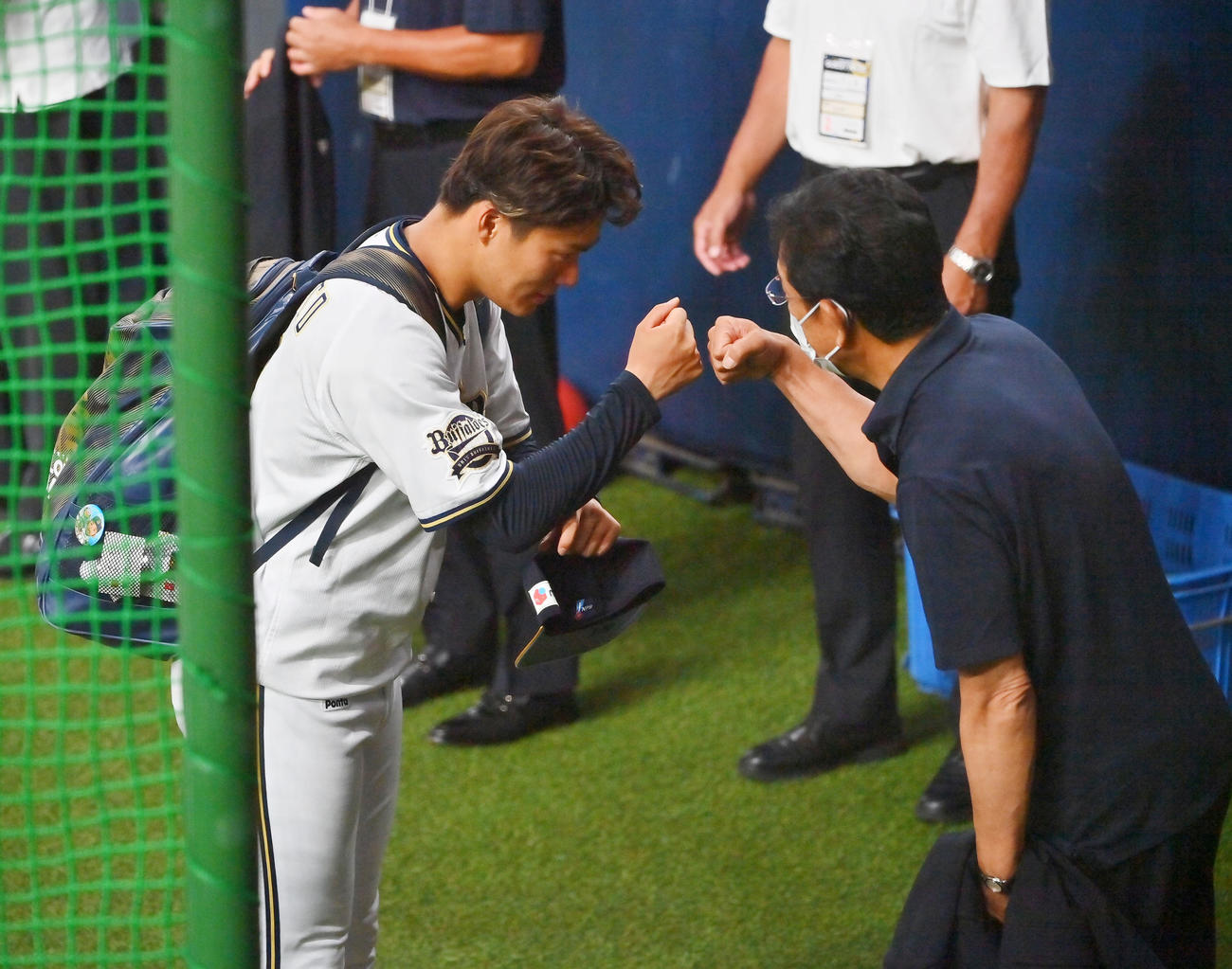 球場を訪れた侍ジャパン栗山監督（右）とグータッチを交わすオリックス山本（撮影・和賀正仁）
