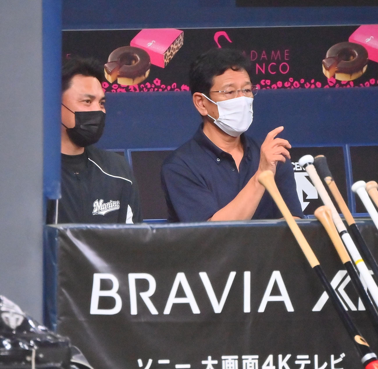 ベンチで話す侍ジャパン栗山監督（右）とロッテ井口監督（撮影・和賀正仁）