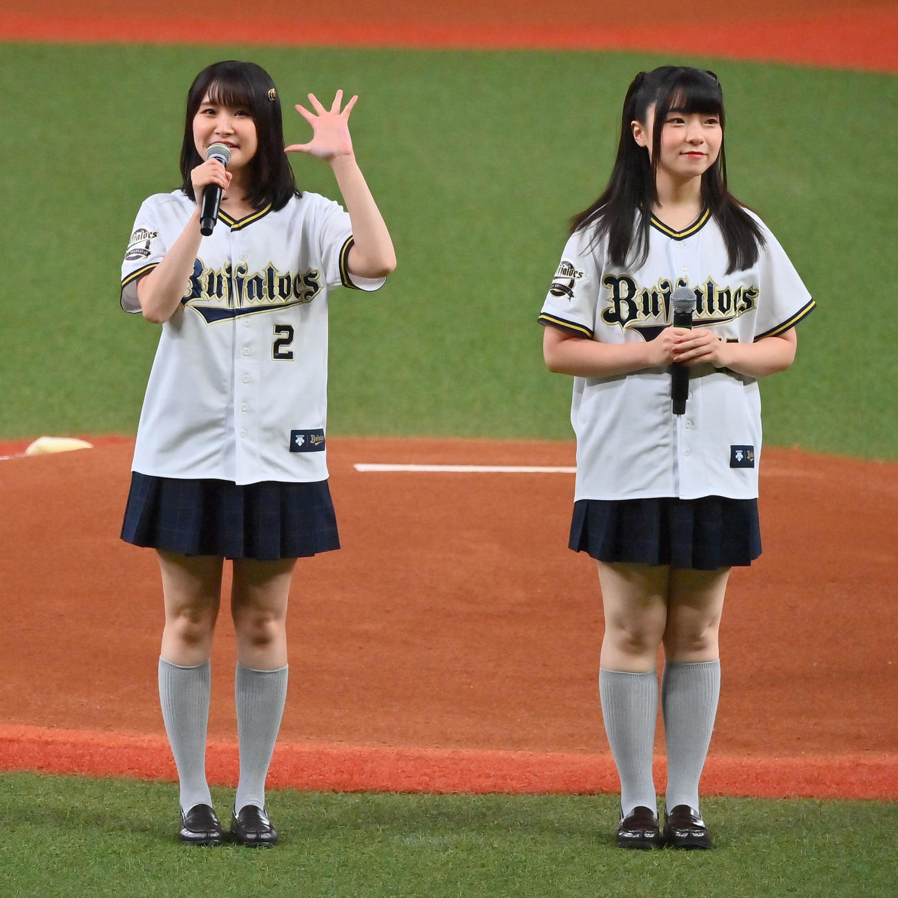 オリックス対ロッテ　始球式をする「ラブライブ！　虹ケ咲学園スクールアイドル同好会」の相良茉優（左）と法元明菜（撮影・和賀正仁）