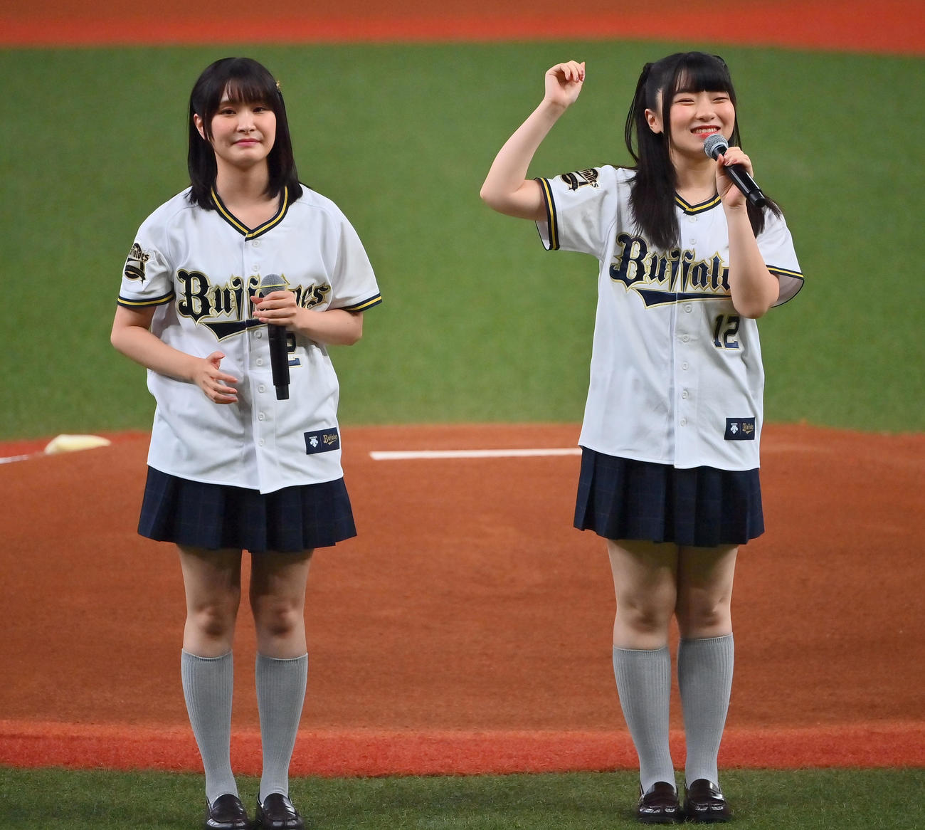 オリックス対ロッテ　始球式をする「ラブライブ！　虹ケ咲学園スクールアイドル同好会」の相良茉優（左）と法元明菜（撮影・和賀正仁）