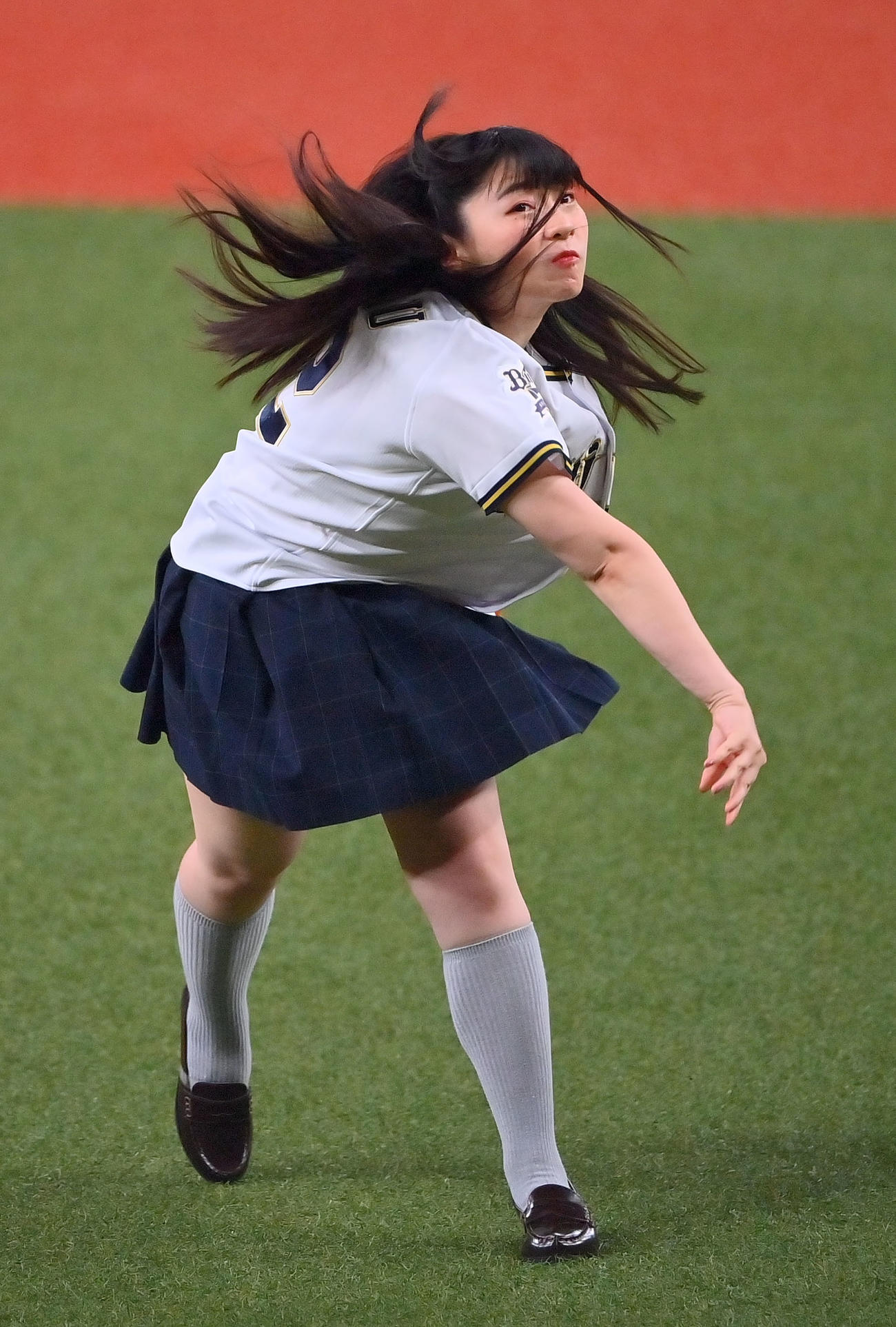 オリックス対ロッテ　始球式をする「ラブライブ！　虹ヶ咲学園スクールアイドル同好会」の法元明菜（撮影・和賀正仁）