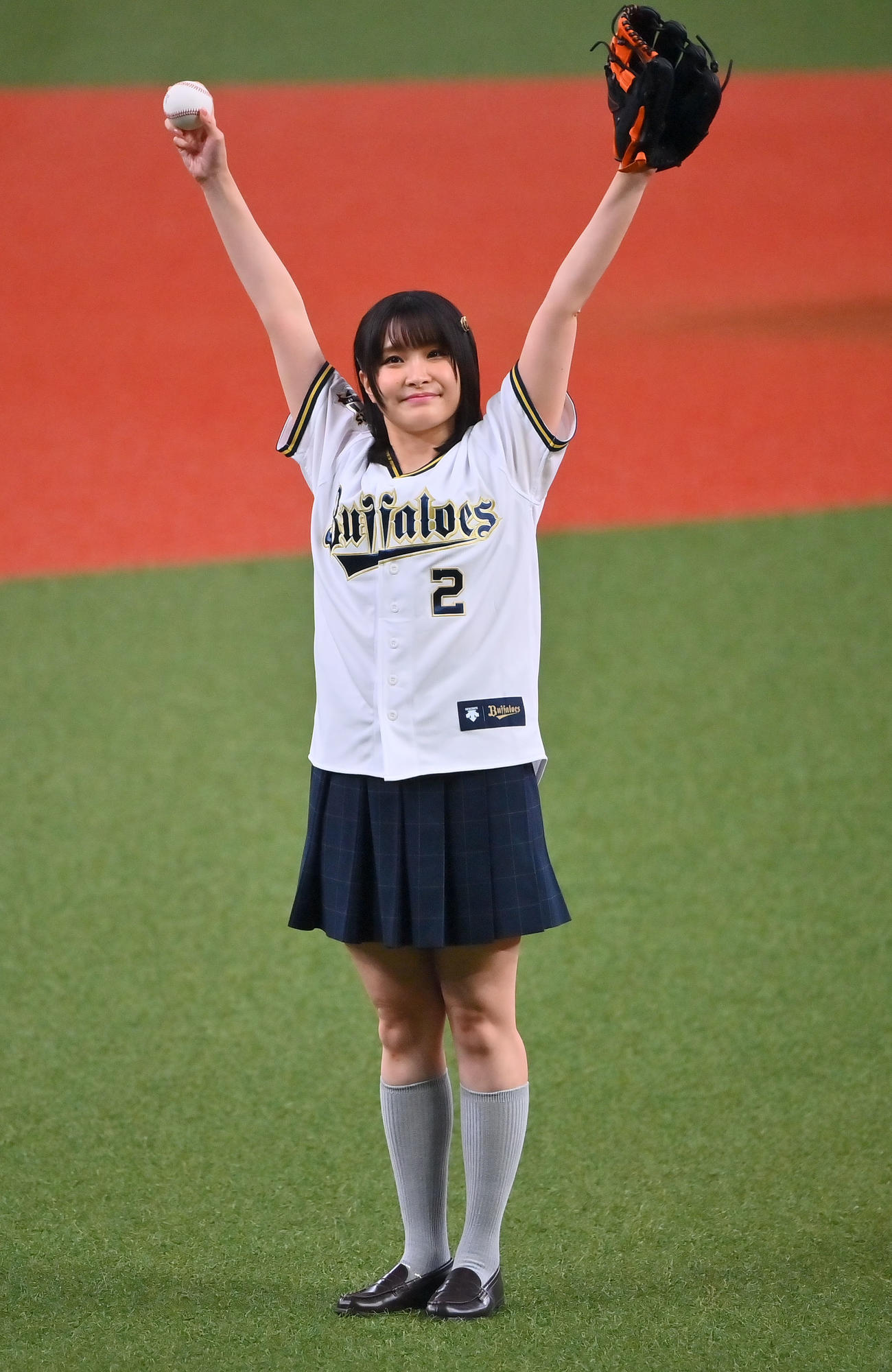 オリックス対ロッテ　始球式をする「ラブライブ！　虹ケ咲学園スクールアイドル同好会」の相良茉優（撮影・和賀正仁）