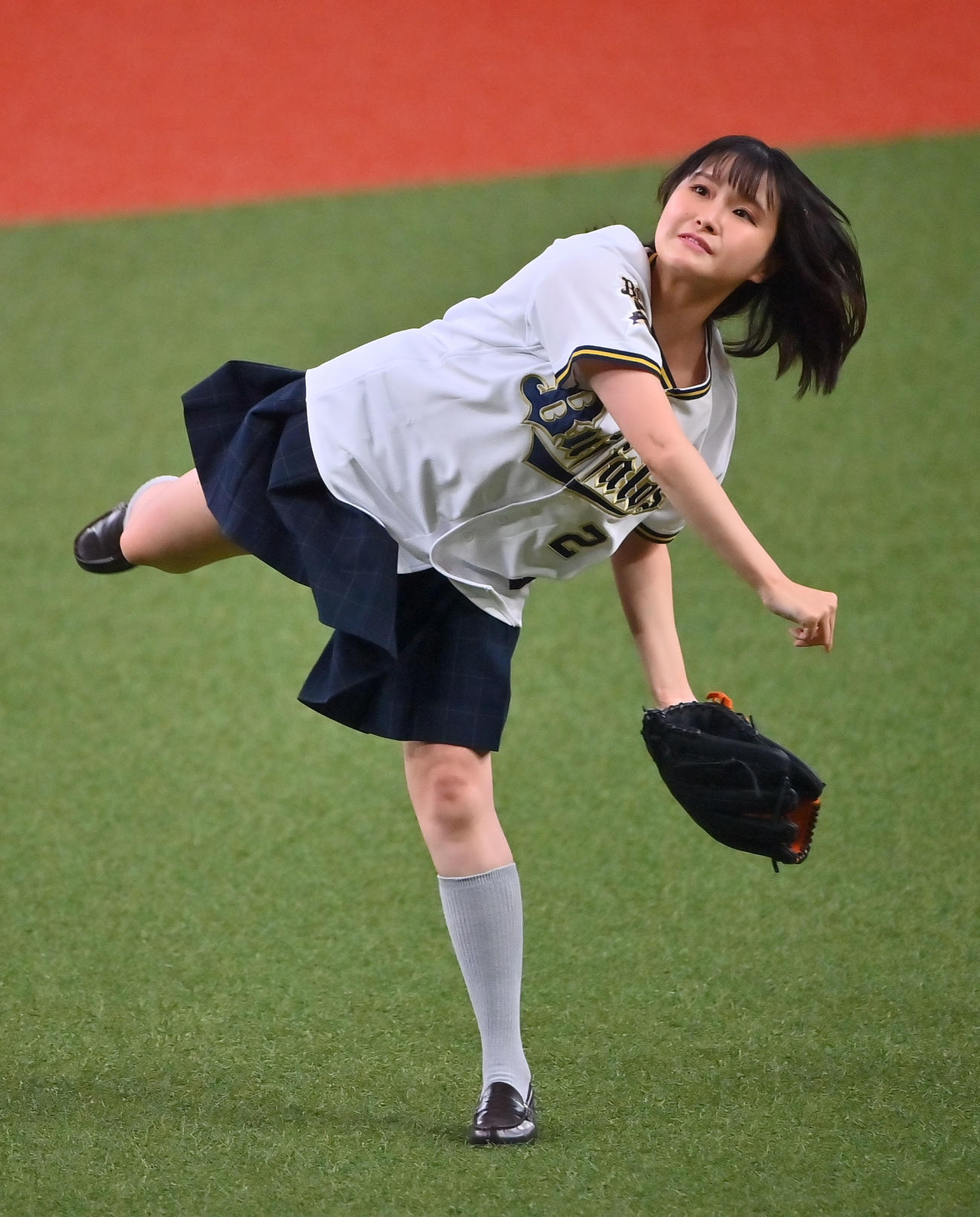 オリックス対ロッテ　始球式をする「ラブライブ！　虹ケ咲学園スクールアイドル同好会」の相良茉優（撮影・和賀正仁）