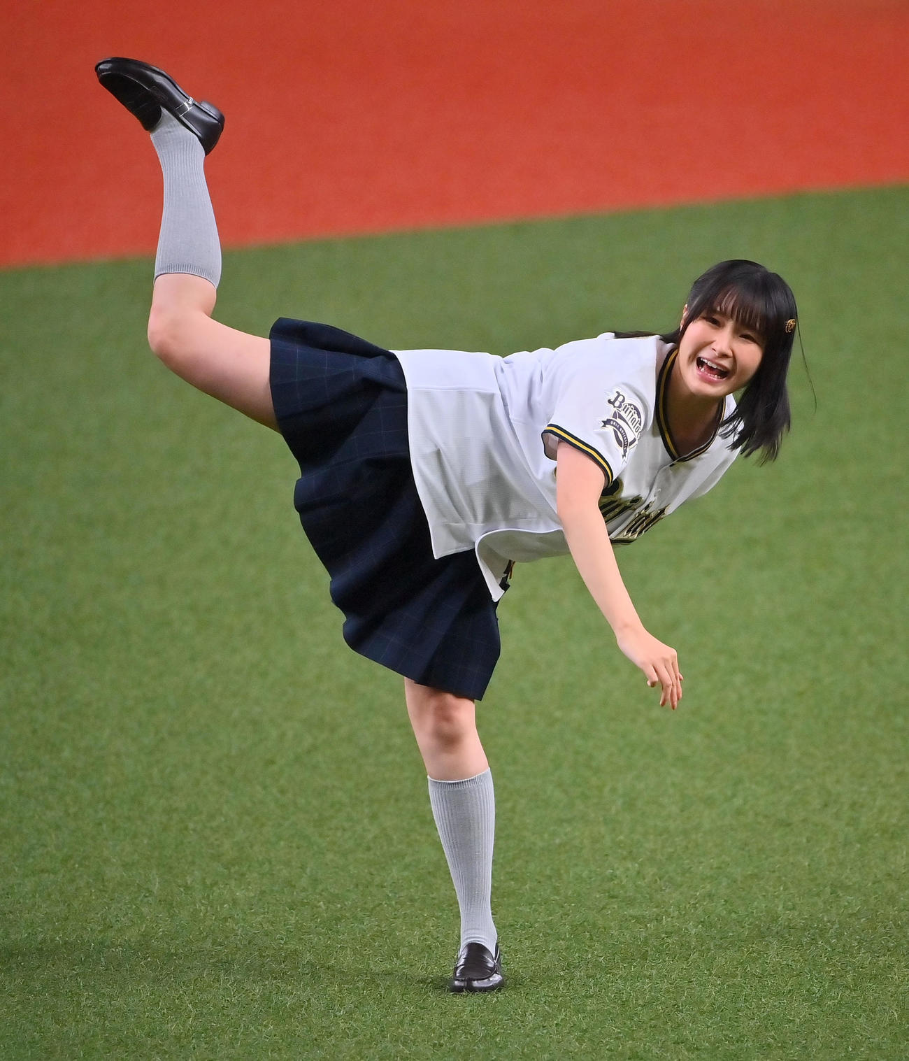 オリックス対ロッテ　始球式をする「ラブライブ！　虹ケ咲学園スクールアイドル同好会」の相良茉優（撮影・和賀正仁）