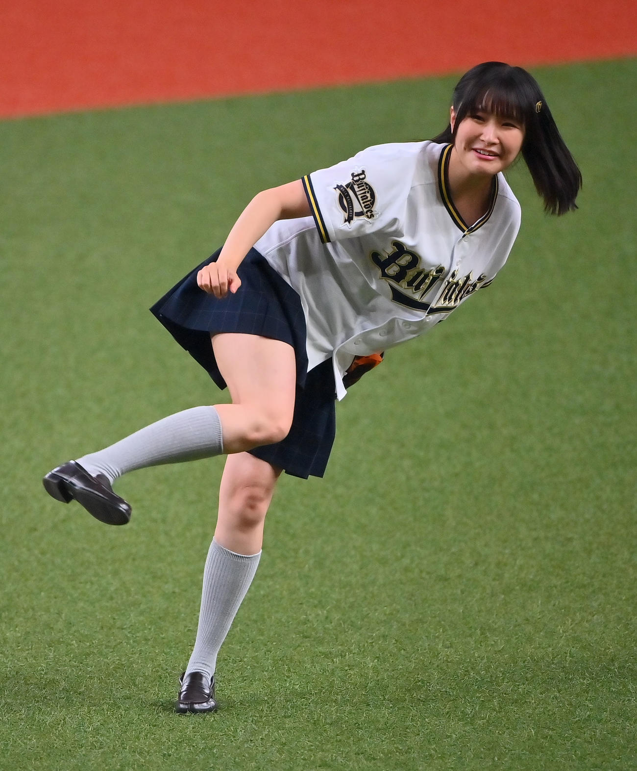 オリックス対ロッテ　始球式をする「ラブライブ！　虹ケ咲学園スクールアイドル同好会」の相良茉優（撮影・和賀正仁）