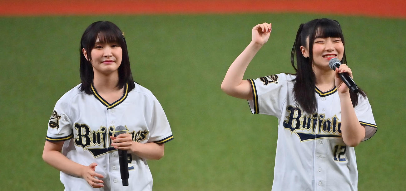 オリックス対ロッテ　始球式をする「ラブライブ！　虹ケ咲学園スクールアイドル同好会」の相良茉優（左）と法元明菜（撮影・和賀正仁）