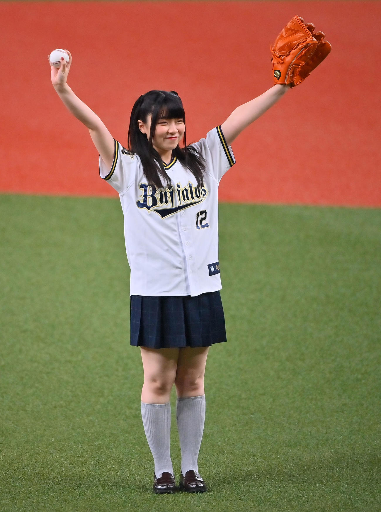オリックス対ロッテ　始球式をする「ラブライブ！　虹ヶ咲学園スクールアイドル同好会」の法元明菜（撮影・和賀正仁）