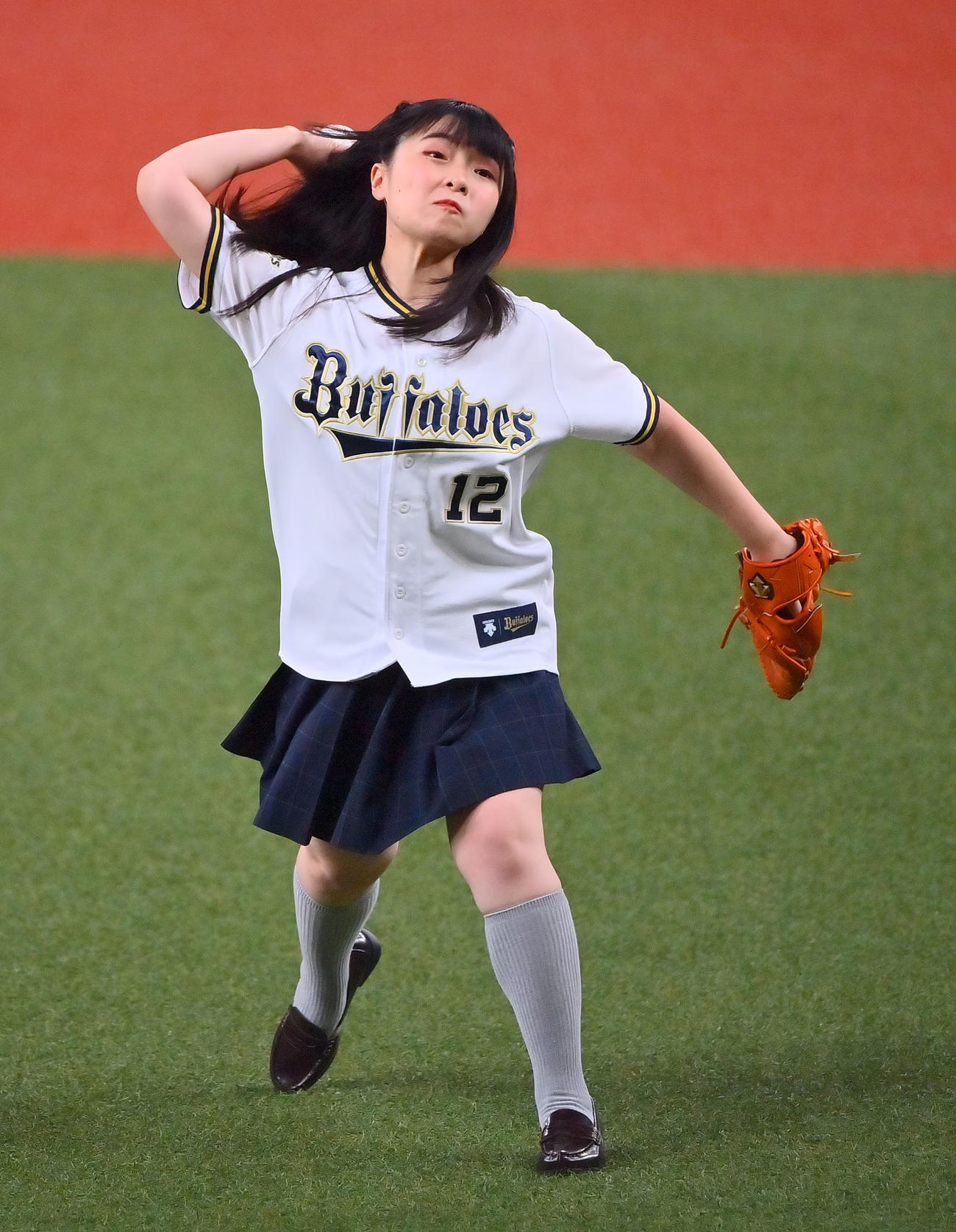 オリックス対ロッテ　始球式をする「ラブライブ！　虹ヶ咲学園スクールアイドル同好会」の法元明菜（撮影・和賀正仁）