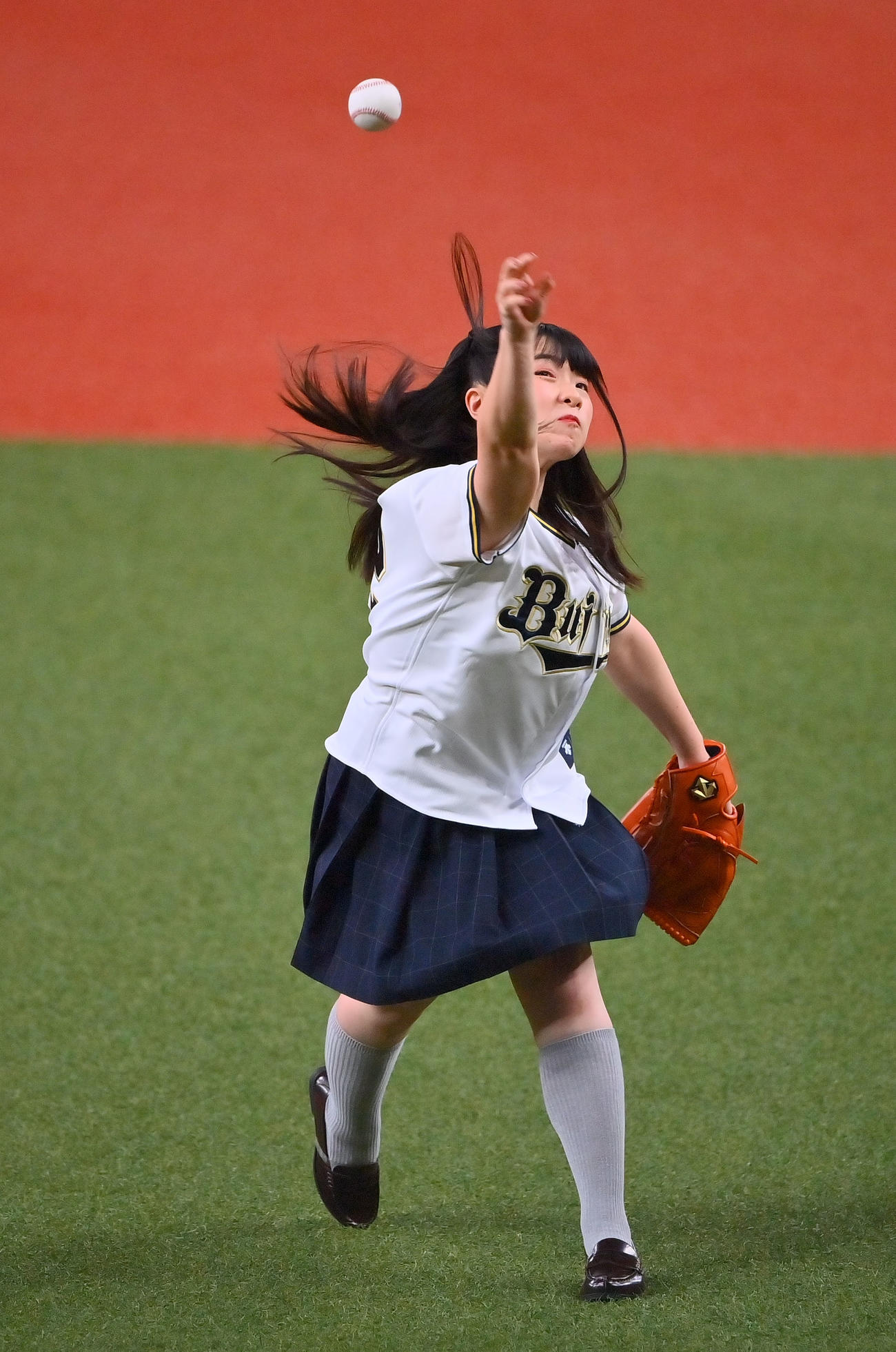 オリックス対ロッテ　始球式をする「ラブライブ！　虹ヶ咲学園スクールアイドル同好会」の法元明菜（撮影・和賀正仁）