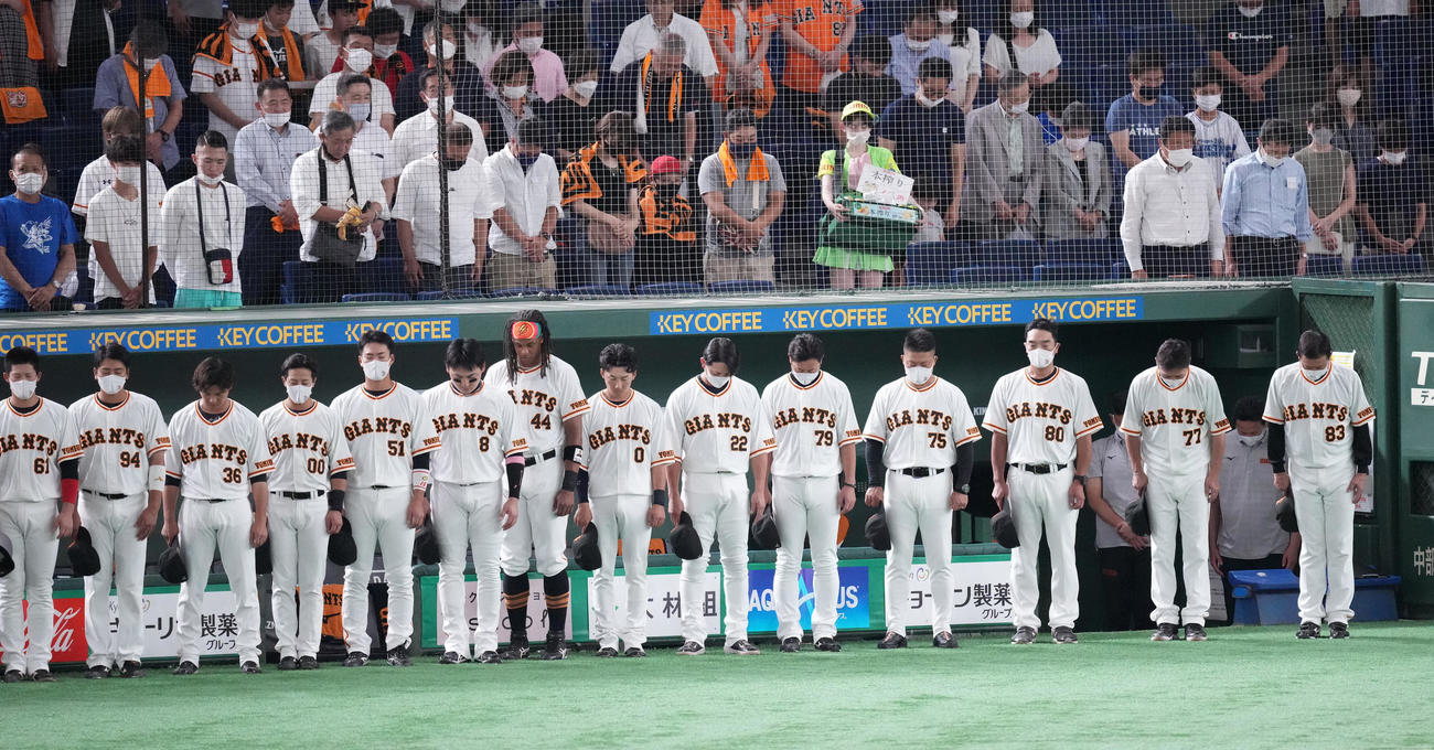 巨人対DeNA　試合開始前、安倍晋三元首相が亡くなったことを受け、黙とうする巨人ナイン。右は原監督（撮影・鈴木みどり）