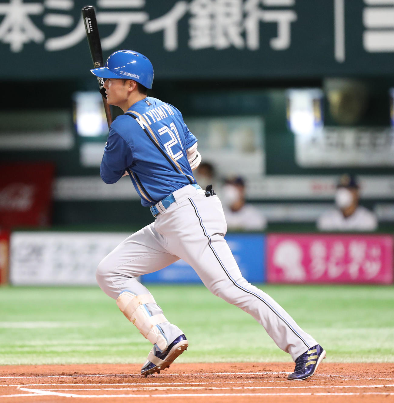 ソフトバンク対日本ハム　1回表日本ハム2死一、二塁、清宮は先制の右適時二塁打を放つ（撮影・屋方直哉）