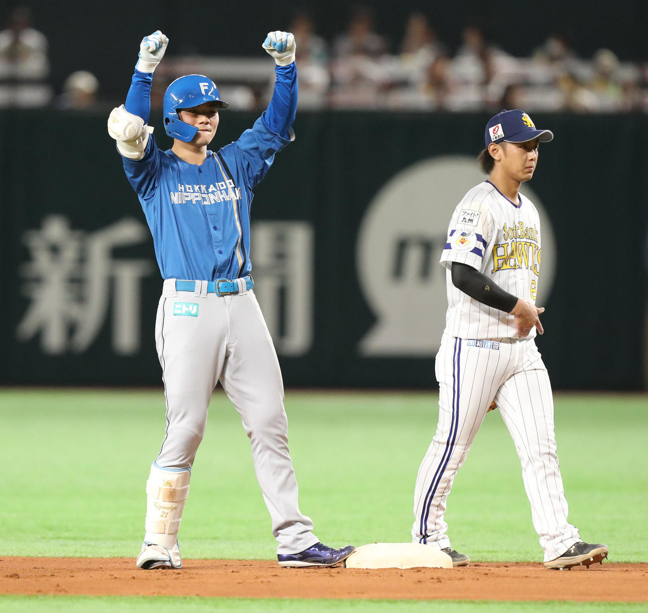 ソフトバンク対日本ハム　1回表日本ハム2死一、二塁、清宮は先制の右適時二塁打を放ち、ガッツポーズをする（撮影・屋方直哉）