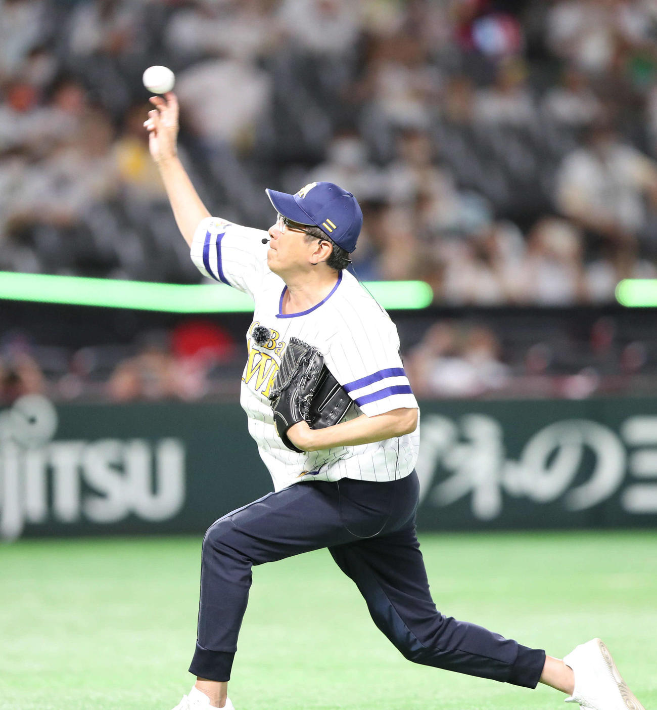 ソフトバンク対日本ハム　セレモニアルピッチに登板した石橋貴明（撮影・梅根麻紀）