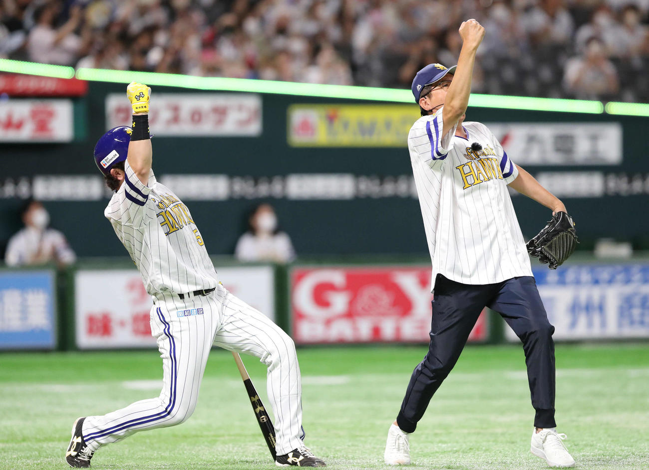 ソフトバンク対日本ハム　セレモニアルピッチに登板した石橋貴明は、打席に立った松田と「熱男ー！！！」（撮影・梅根麻紀）