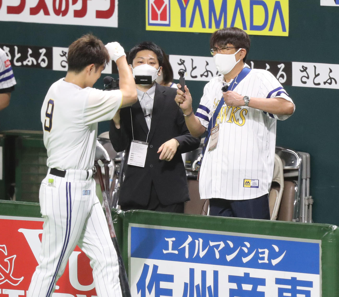 ソフトバンク対日本ハム　柳田（左）と会話をする石橋貴明（撮影・屋方直哉）