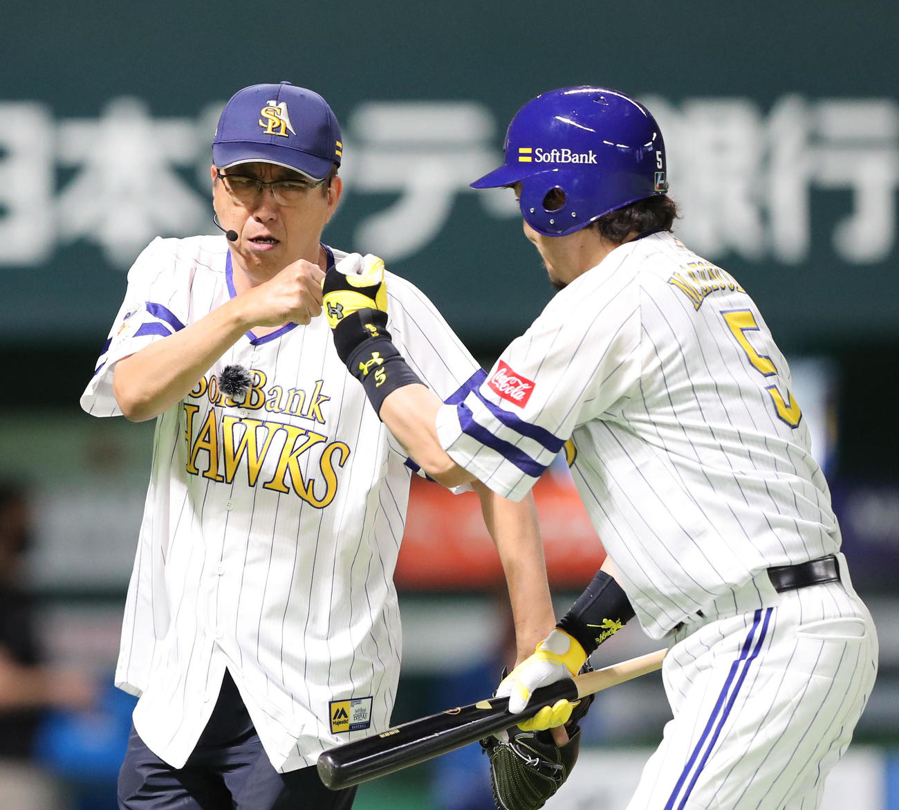ソフトバンク対日本ハム　セレモニアルピッチに登板した石橋貴明は打席に立った松田宣浩とタッチ（撮影・梅根麻紀）