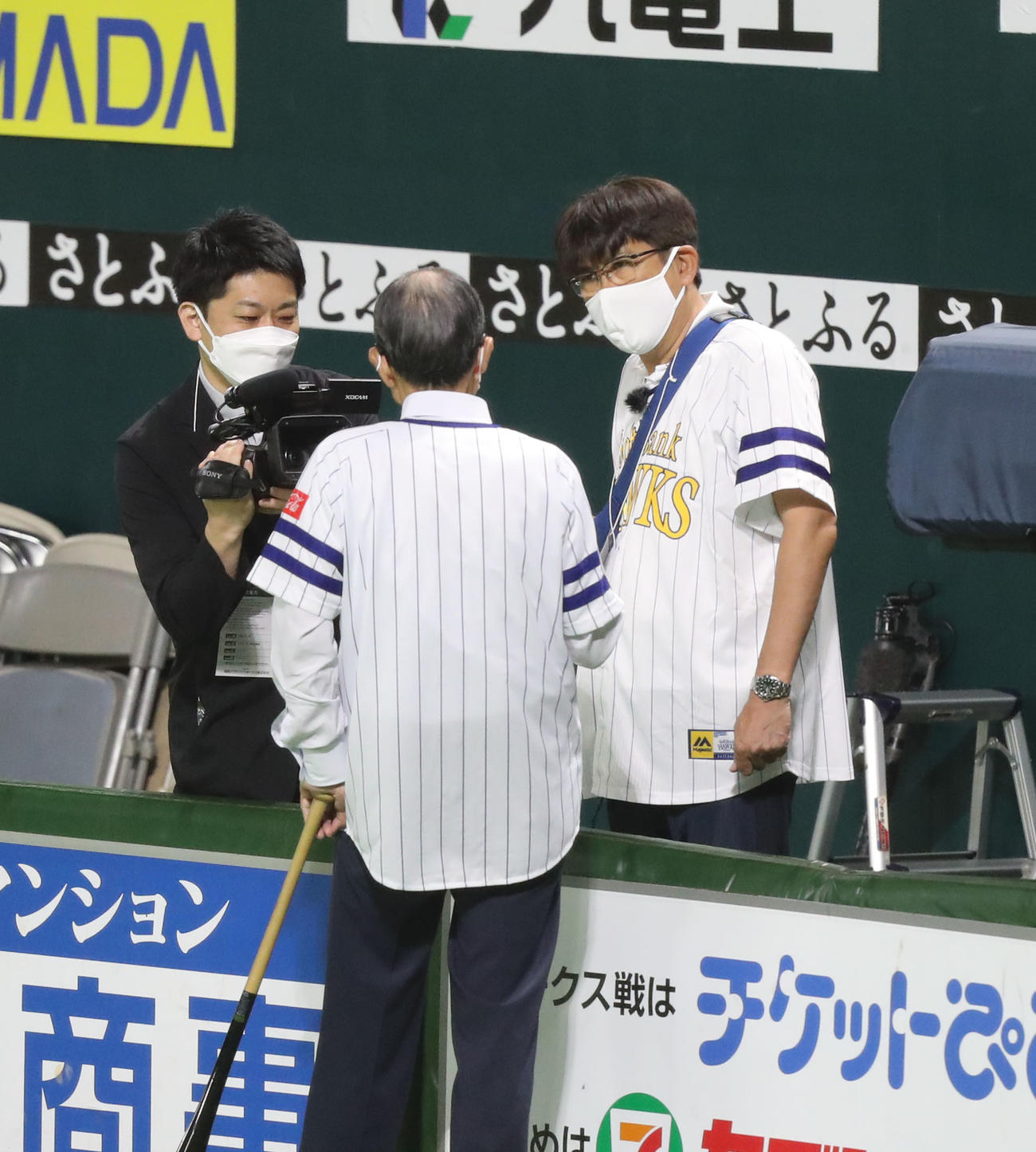 ソフトバンク対日本ハム　王球団会長（左）と会話をする石橋貴明（撮影・屋方直哉）