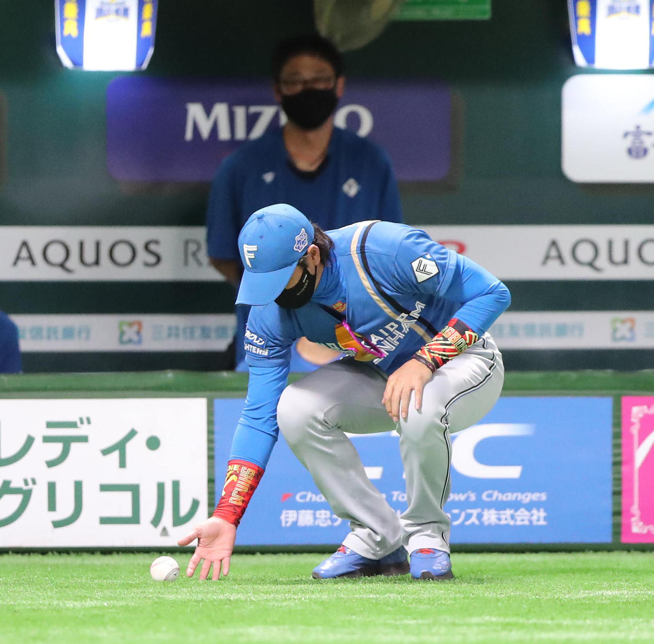 ソフトバンク対日本ハム　2回表日本ハム2死、宮田輝星は遊内野安打を放つ、ボールを回収する新庄剛志監督（撮影・梅根麻紀）