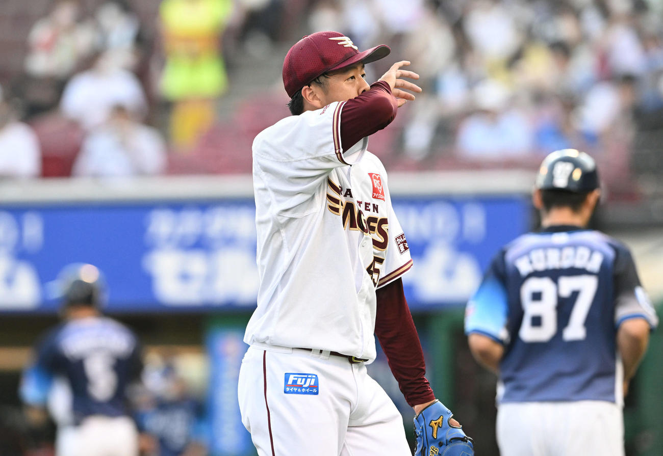 1回を投げ終え汗をぬぐいながら引き揚げる楽天松井友飛（撮影・滝沢徹郎）