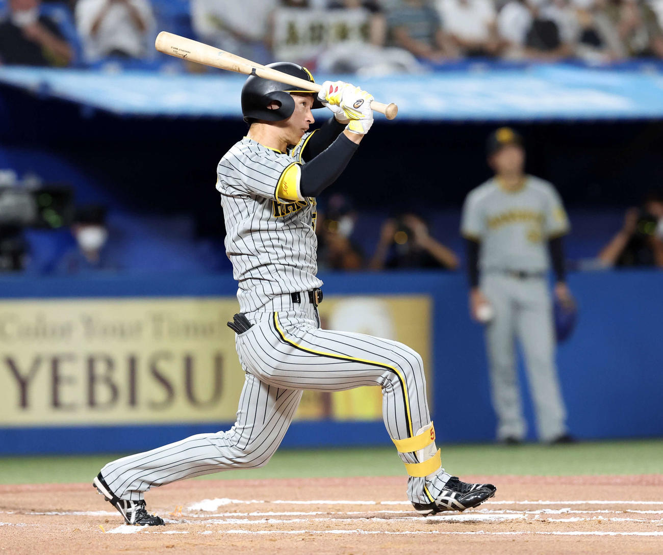 ヤクルト対阪神　6回表阪神1死一塁、近本は2点本塁打を放つ（撮影・浅見桂子）