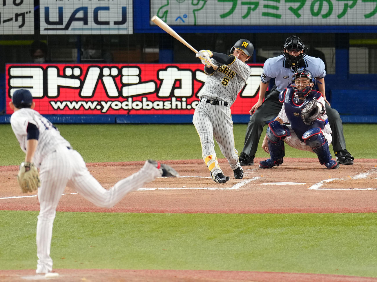 ヤクルト対阪神　6回表阪神1死一塁、右越え2点本塁打を放つ近本。投手高梨（撮影・横山健太）