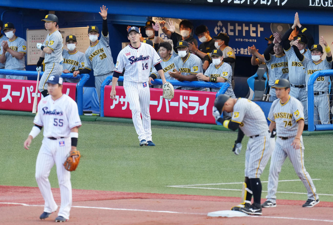 ヤクルト対阪神　1回表阪神2死二塁、佐藤輝に右越え適時三塁打を浴び肩を落とす高梨（中央）（撮影・横山健太）