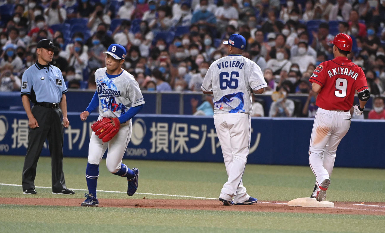 中日対広島　8回表広島1死、秋山（右）を一ゴロに仕留めた中日3番手の根尾（左から2人目）（撮影・森本幸一）