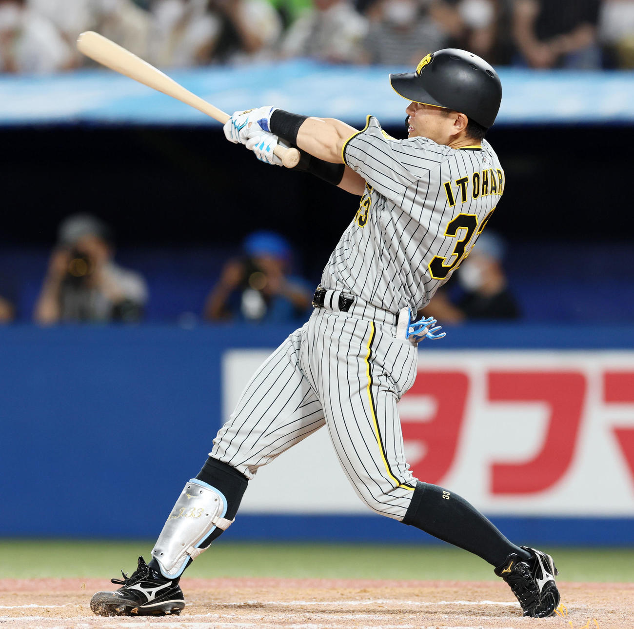ヤクルト対阪神　7回表阪神2死一、三塁、糸原は投手強襲の適時内野安打を放つ（撮影・加藤哉）