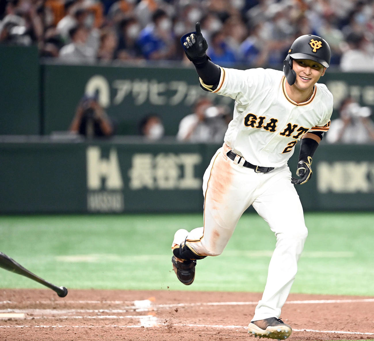 巨人対DeNA 9回裏巨人2死、同点ソロ本塁打を放ちポーズを決める吉川（撮影・たえ見朱実）
