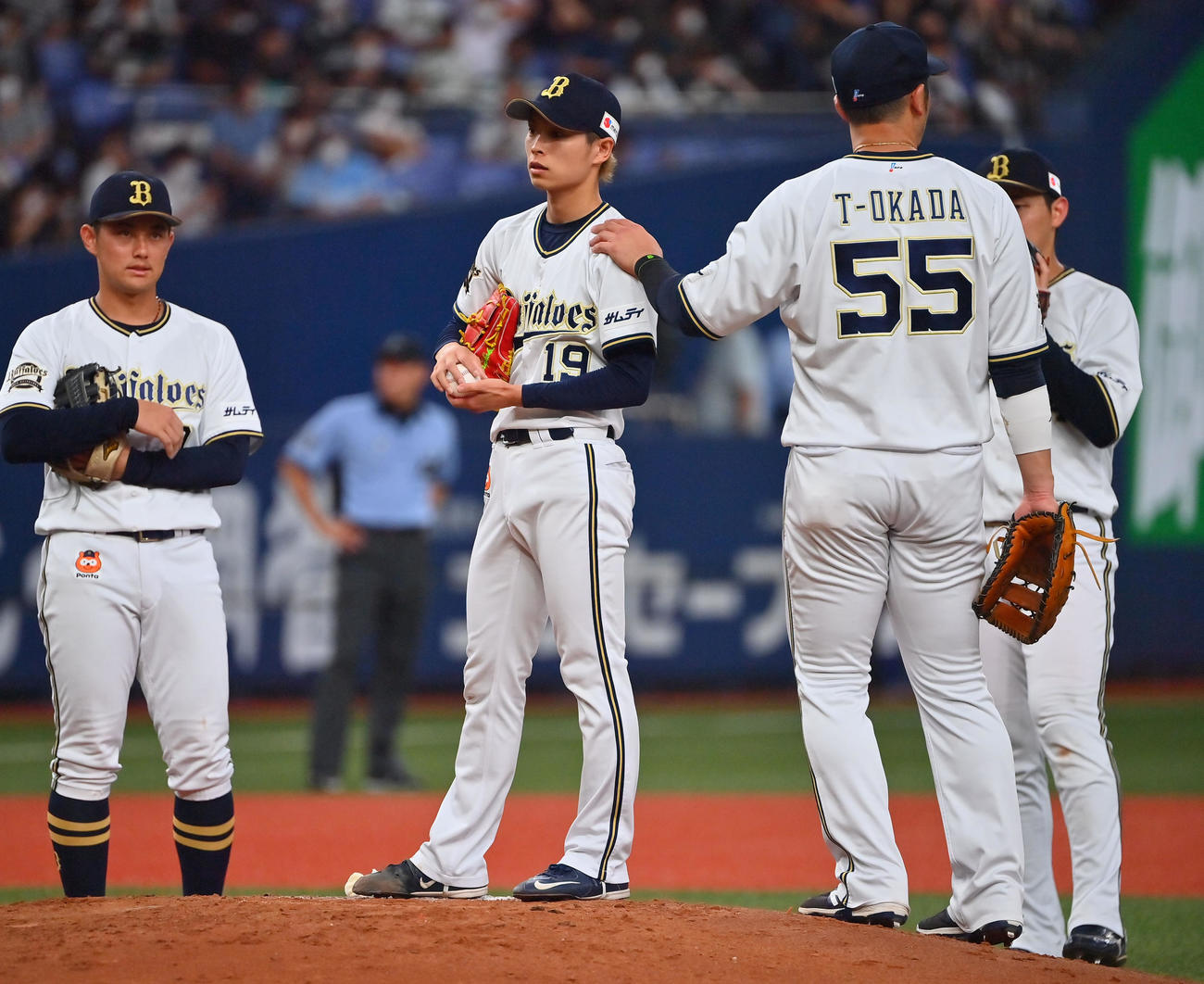 オリックス対ロッテ　6回途中で降板するオリックス山岡（撮影・和賀正仁）