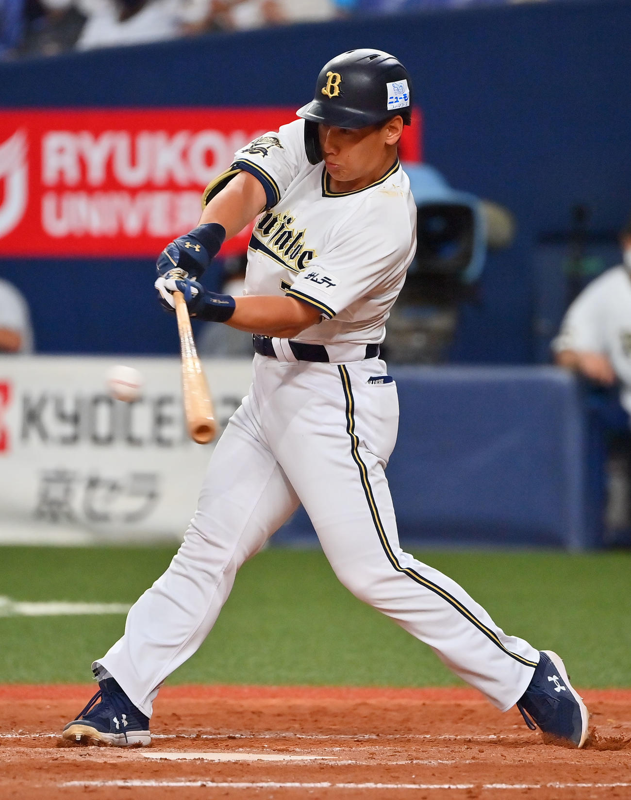 オリックス対ロッテ　9回裏オリックス2死二塁、左中間に適時打を放つ吉田正（撮影・和賀正仁）