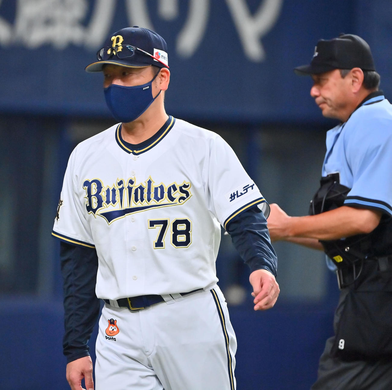 オリックス対ロッテ　6回、山岡の降板を告げるオリックス中嶋監督（撮影・和賀正仁）