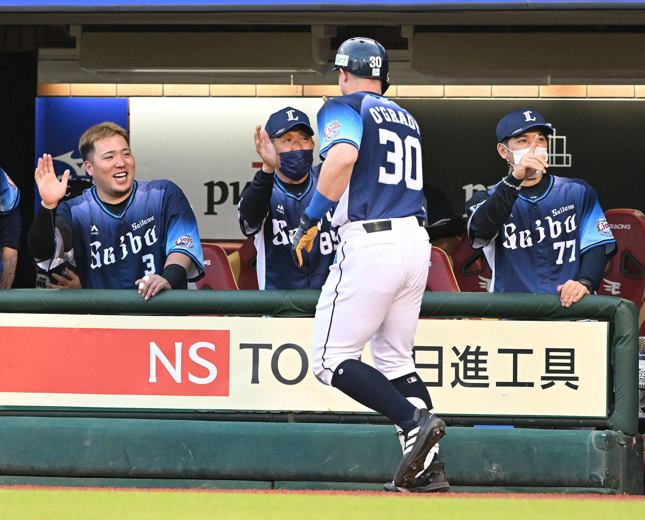 楽天対西武　2回表西武無死一塁、2点本塁打を放ったオグレディ（手前）を迎える辻監督（後列中央）（撮影・滝沢徹郎）