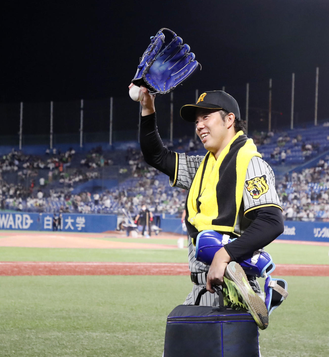 ヤクルト対阪神　笑顔でファンに手を振りながら引き揚げる青柳（撮影・加藤哉）