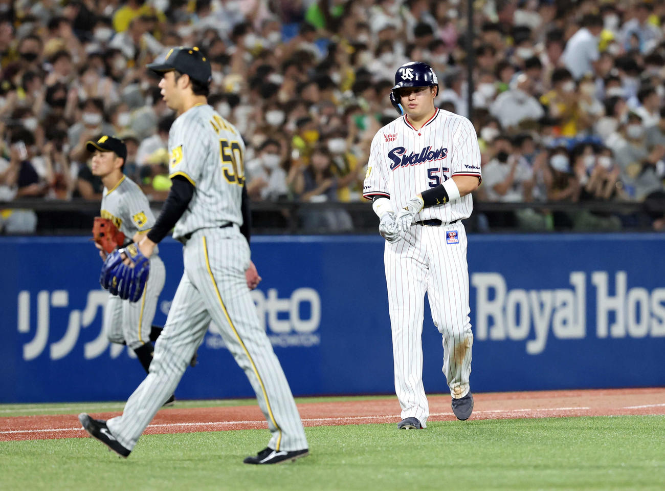 ヤクルト対阪神　5回裏ヤクルト2死三塁、中村が三振に倒れ、三塁走者村上は悔しそうにベンチに引き揚げる。手前は青柳（撮影・浅見桂子）