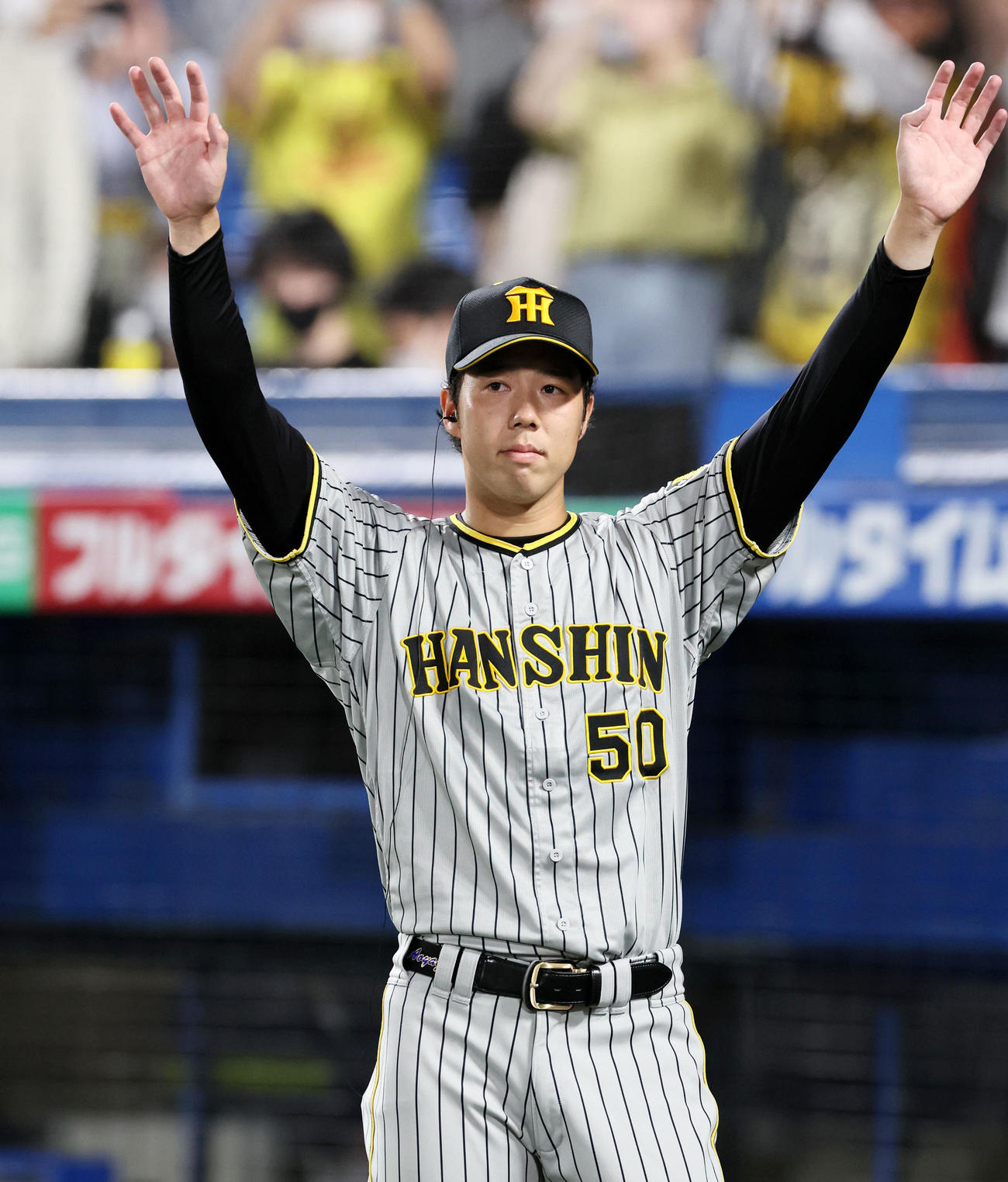 ヤクルト対阪神　ヒーローインタビューを終えファンにあいさつする青柳（撮影・加藤哉）