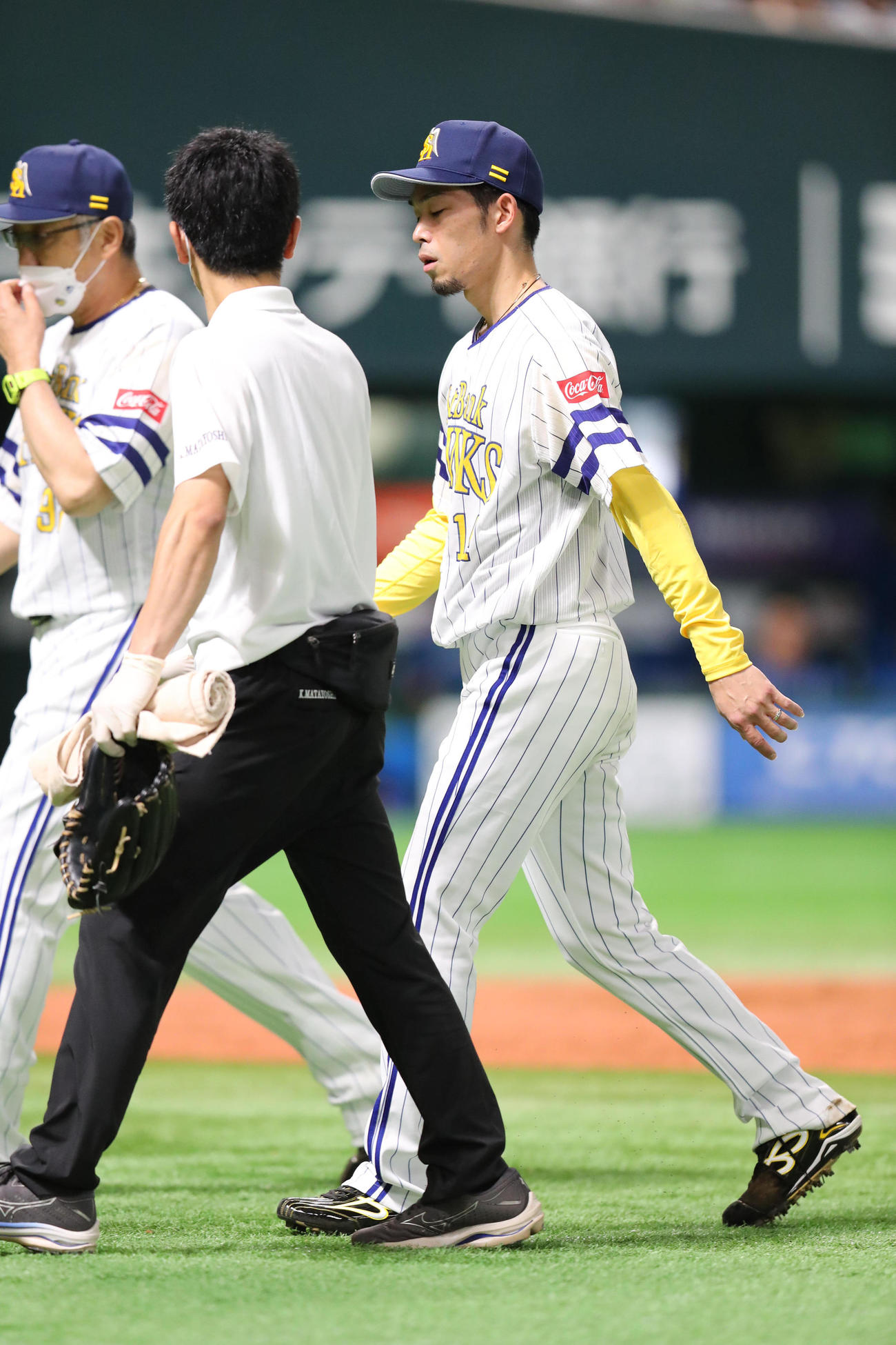 ソフトバンク対日本ハム　9回に登板した又吉克樹は違和感を感じたのか途中降板（撮影・梅根麻紀）
