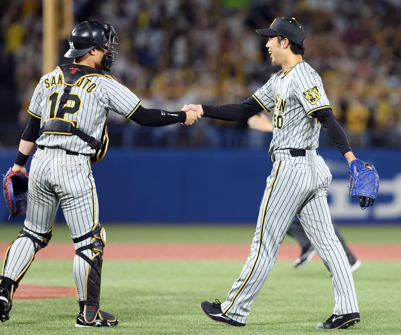 ヤクルト対阪神　9勝目を挙げた青柳（右）は坂本と笑顔で握手（撮影・浅見桂子）