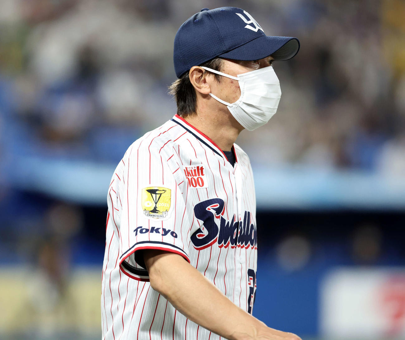 ヤクルト対阪神　完敗で早々に引き揚げるヤクルト高津監督（撮影・浅見桂子）
