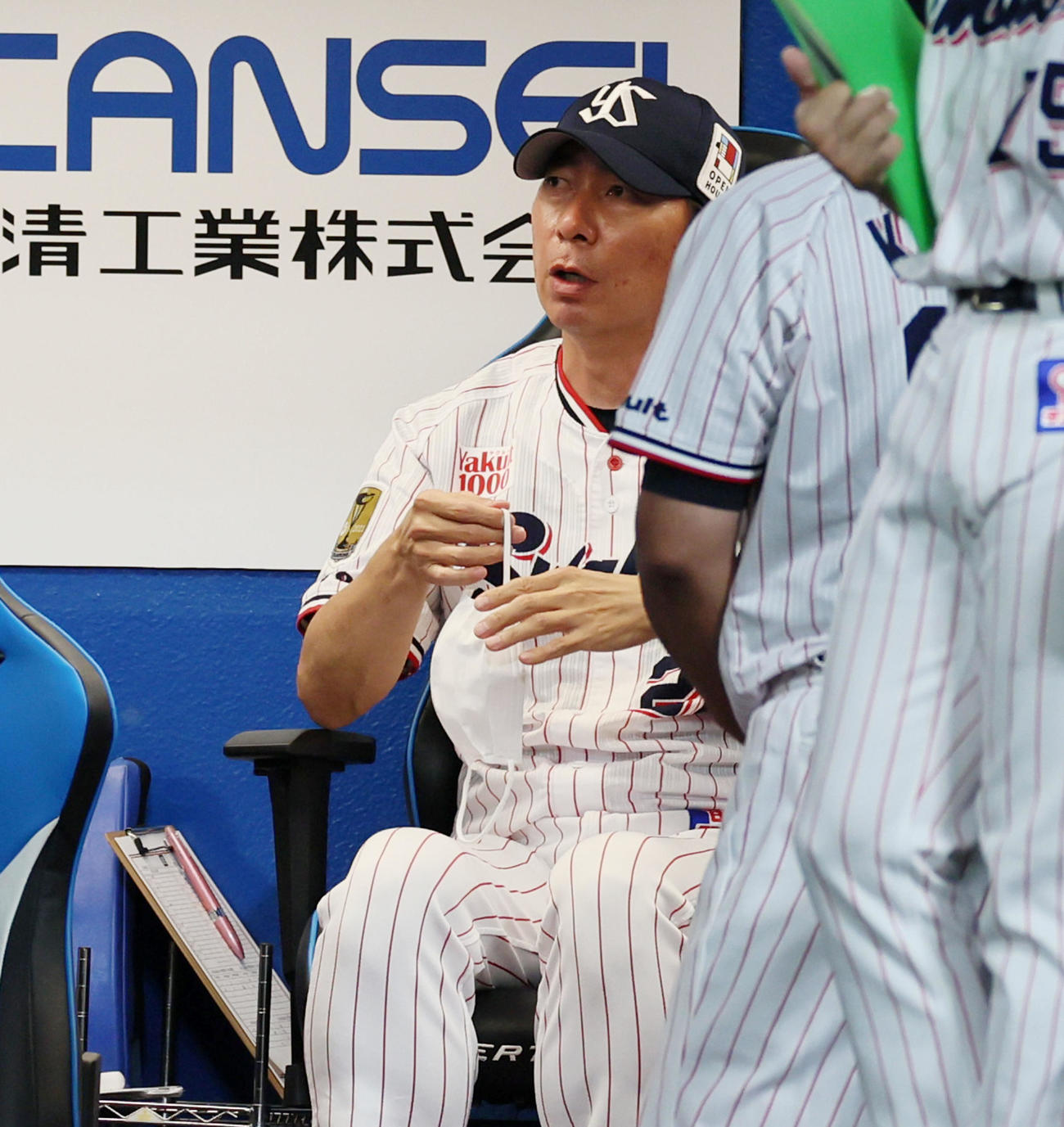 ヤクルト対阪神　7回表、ベンチで作戦を練る高津監督（撮影・加藤哉）